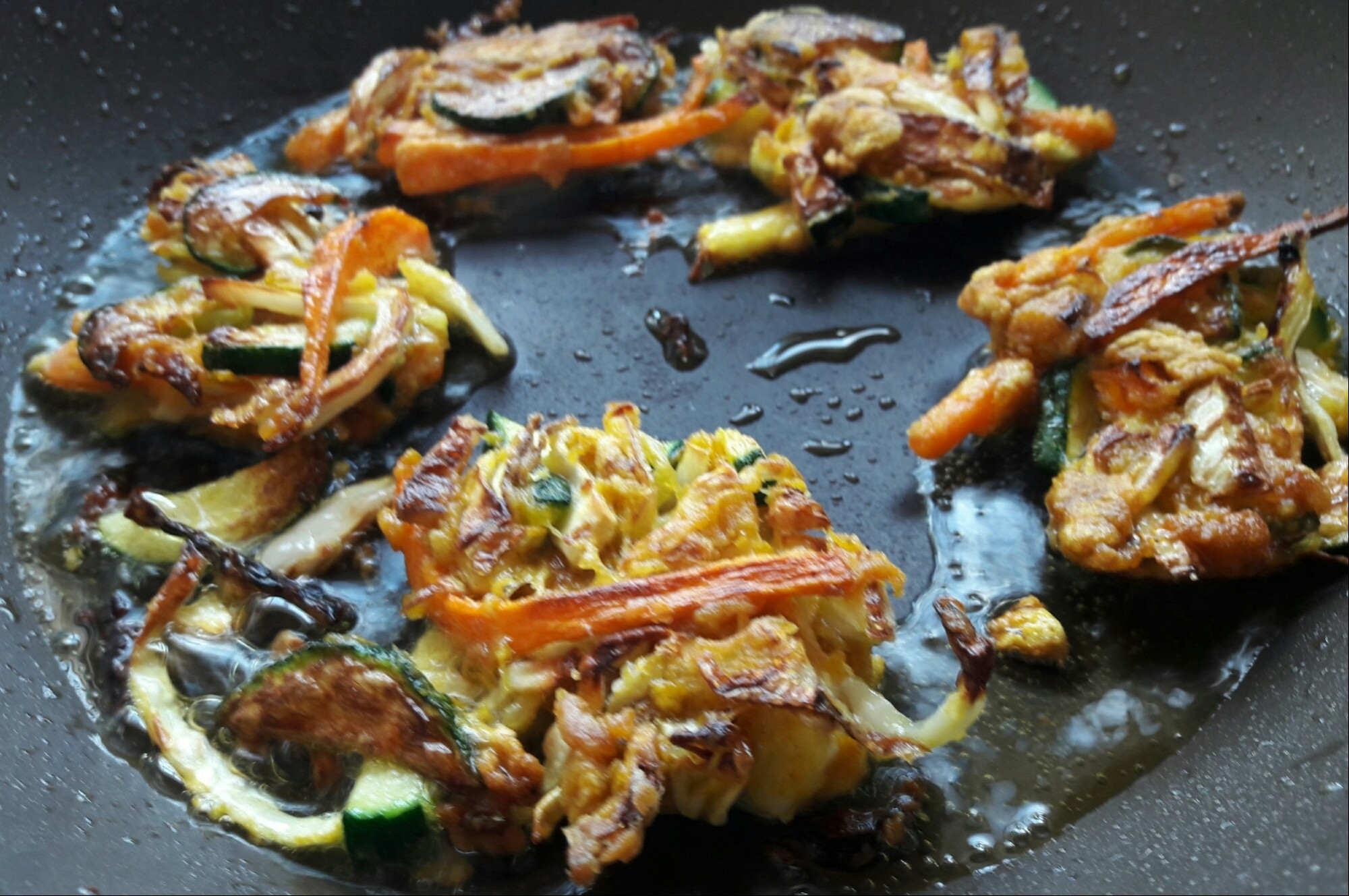 Gemüsepakora mit Mangochutney und gerösteten Cashews | changetogrow ...